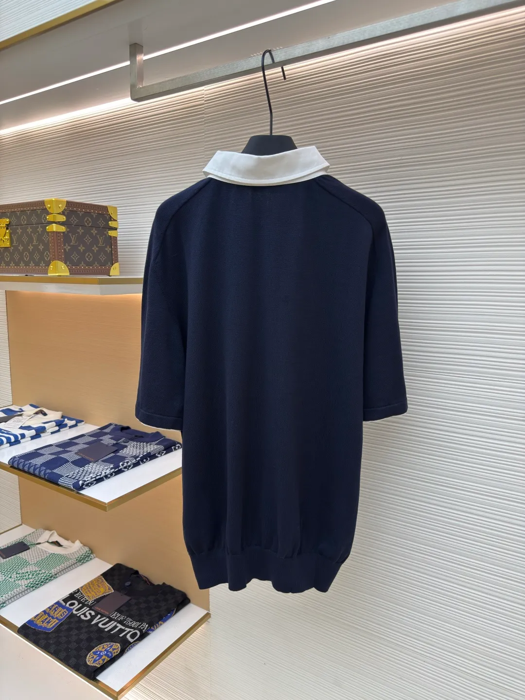 LOUIS VUITTON woolen polo POLO shirt ●Authentic product: purchased and developed at 9650 ●Item number: 1680138-B05 ●Fabric: the finest fully combed cotton ●Technology: knitted embroidery ●Version: fitted version ●Weight: about 375g ●Size: XS-S-M-L ●Description: Made of Japanese Shima Seiki) high-end flat knitting machine to ensure seamless connection of collars, cuffs, hem ribs and other parts. The overall wiring is straight and delicate, the fabric is comfortable and soft, and the color is consistent without color difference. It can be matched with the same style to create a fashionable look and control various occasions. Customized accessories, complete with three standards, same style for men and women!